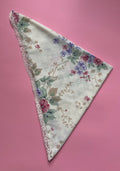 Foulard Rosa – vue de dos, tissu fleuri avec dentelle