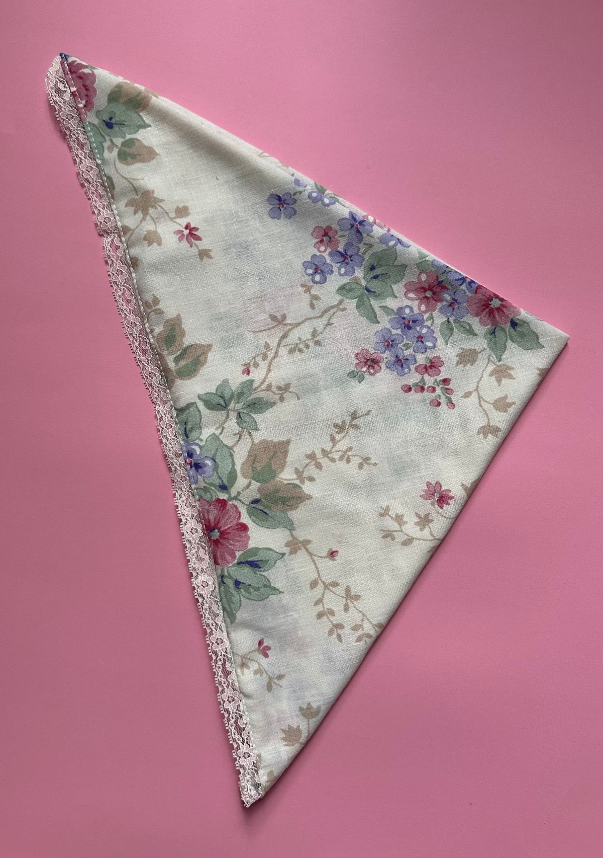 Foulard Rosa – vue de dos, tissu fleuri avec dentelle