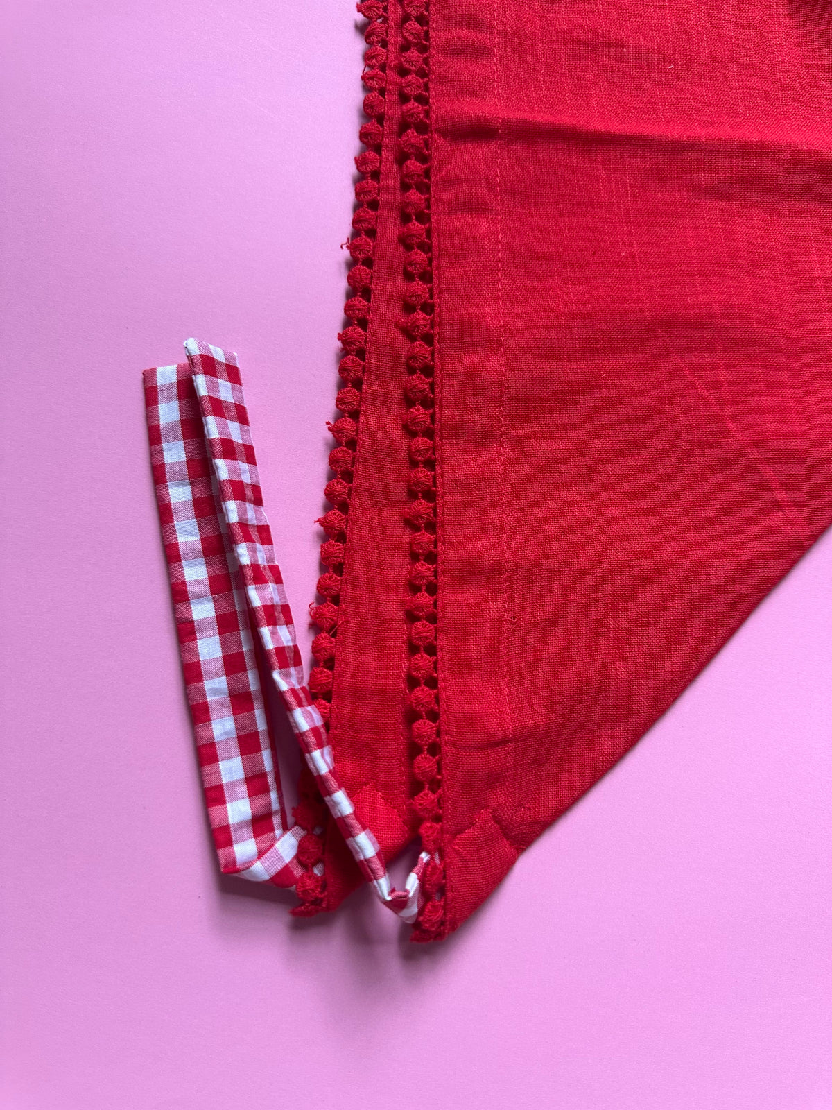 Bandana qui fait rougir - détail bordure pompons et liens vichy - Melanink