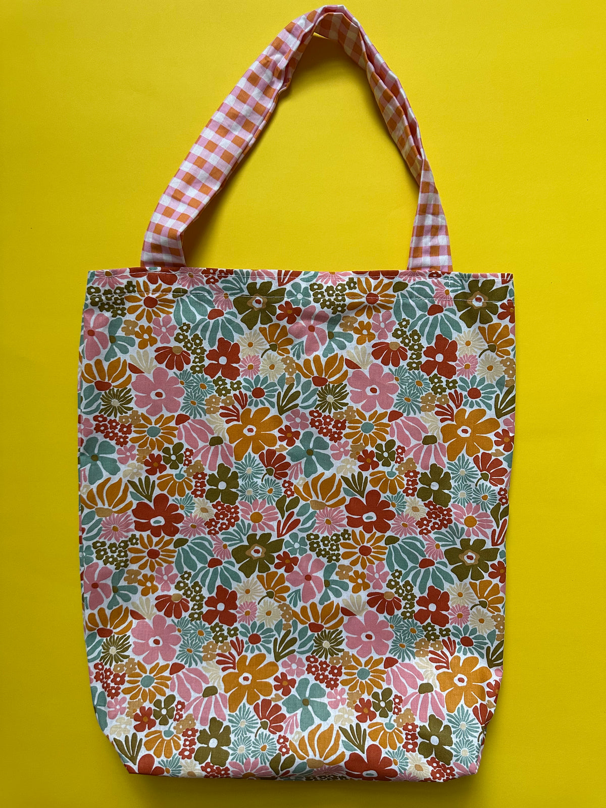 Le sac Lisette - vue de face sur fond jaune - Melanink
