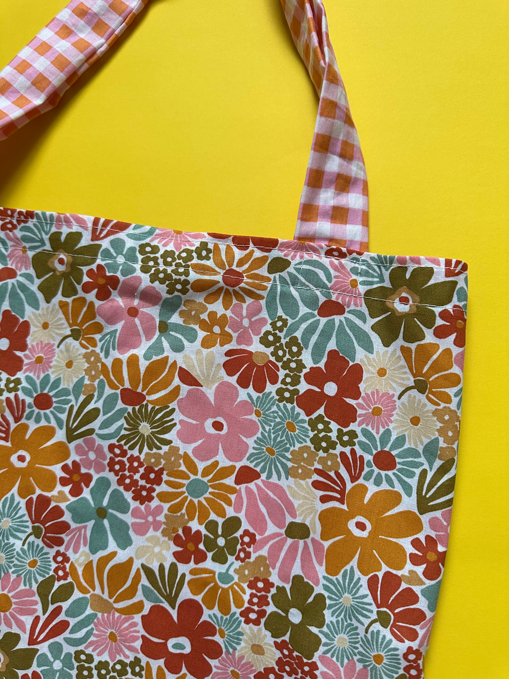 Le sac Lisette - détail du tissu floral et bretelles vichy - Melanink