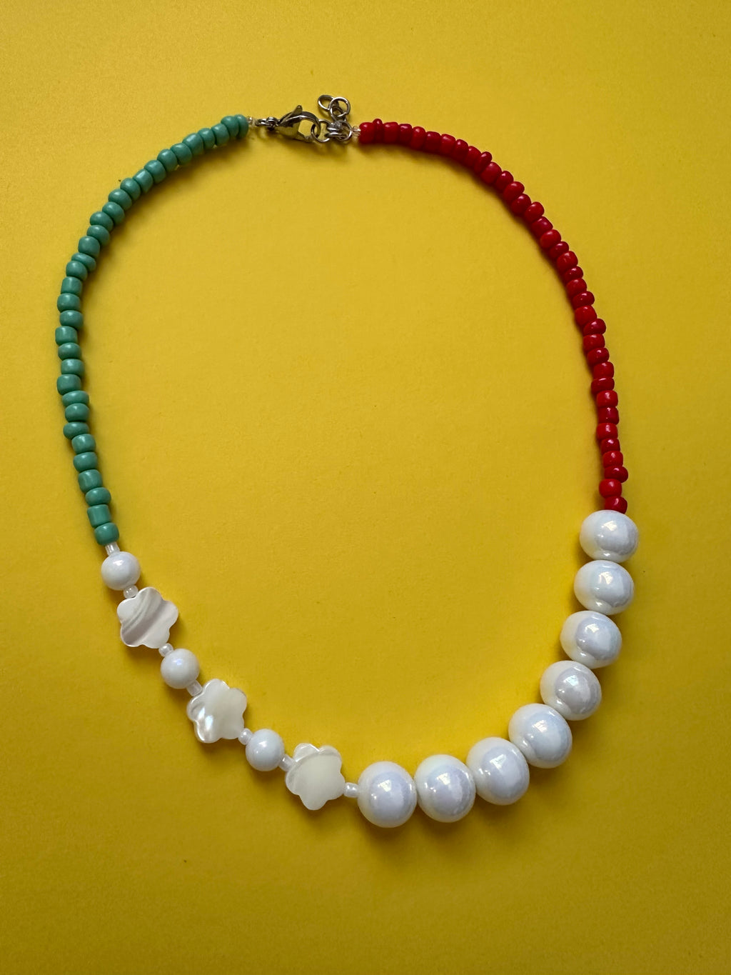 Collier Tropicana complet sur fond jaune – vue d'ensemble