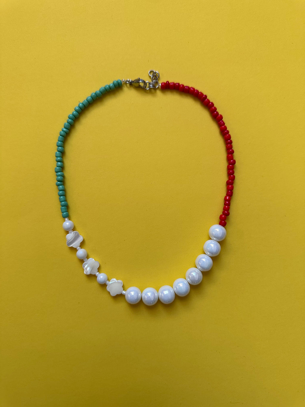 Collier Tropicana sur fond jaune – détail perles nacrées et fleurs