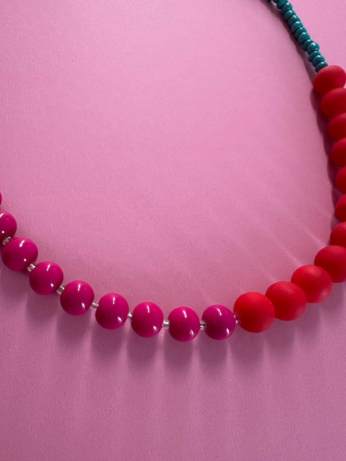 Collier Sirène complet sur fond rose – vue d'ensemble