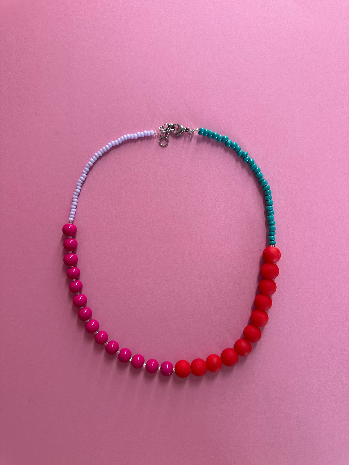 Gros plan du Collier Sirène – détail perles fuchsia et rouges