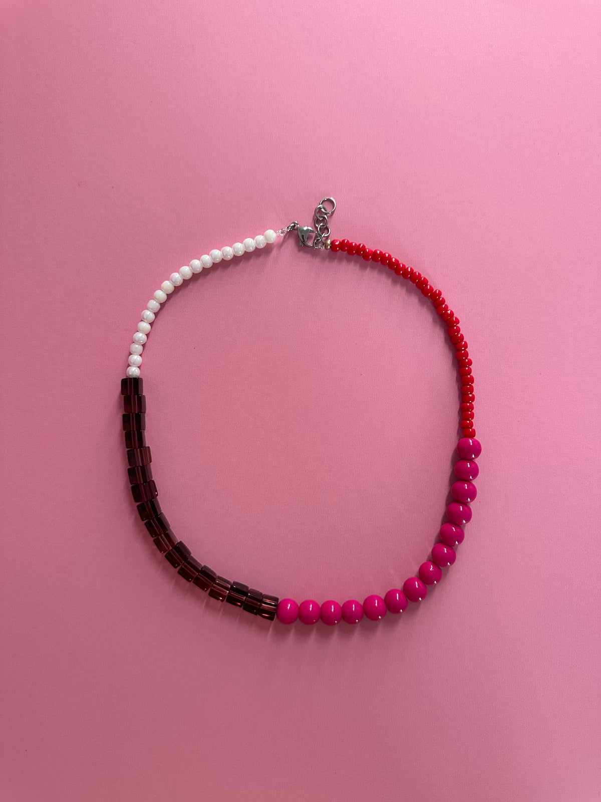 Collier Grenadine complet sur fond rose – vue d'ensemble