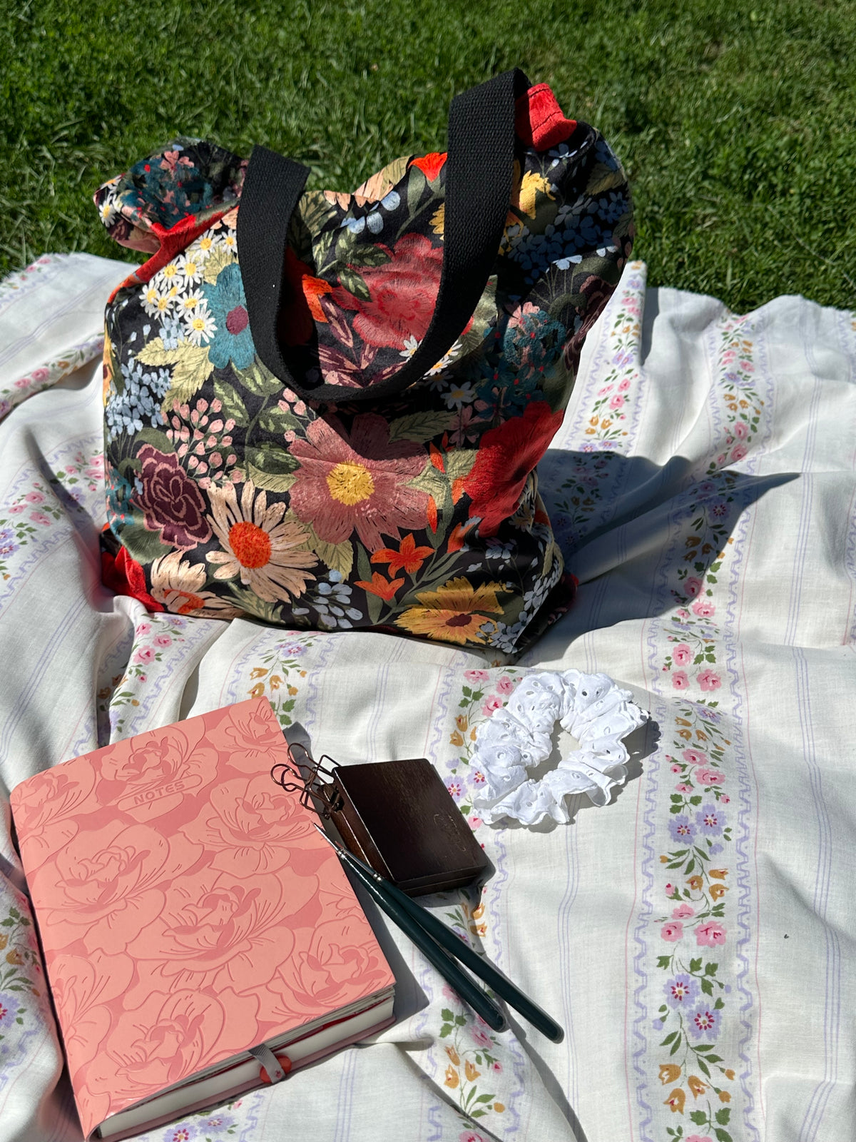 Gros plan du tissu velours fleuri – coquelicots et marguerites
