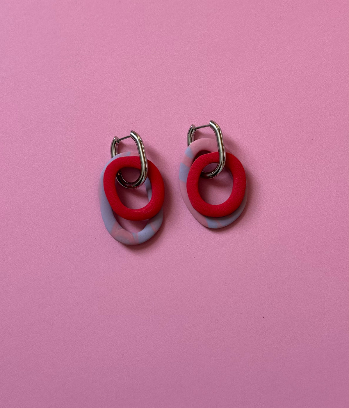 Boucles d'oreilles Mona - vue rapprochée sur créole argentée rectangulaire