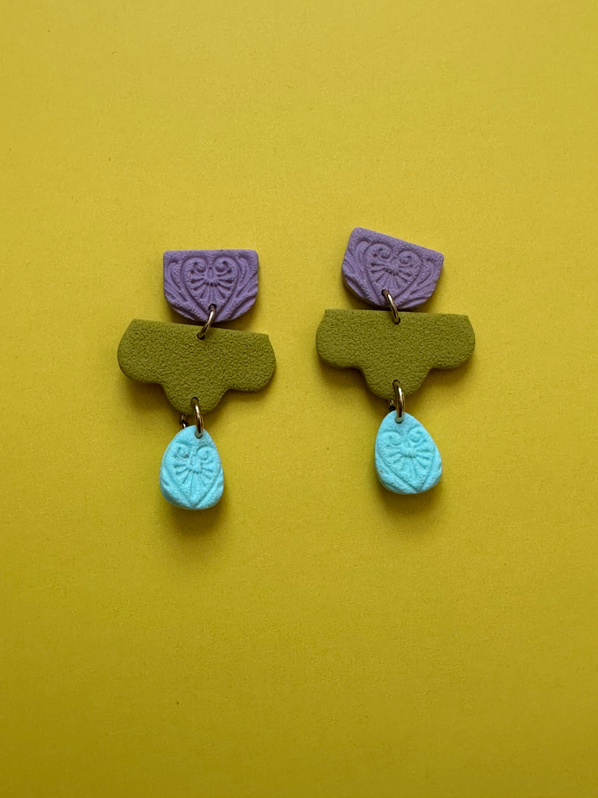 Boucles d'oreilles Ela - vue d'ensemble sur fond jaune