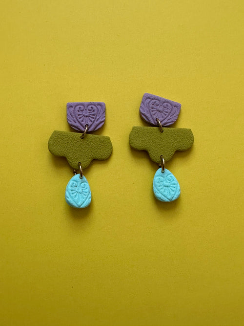 Boucles d'oreilles Ela - vue d'ensemble sur fond jaune