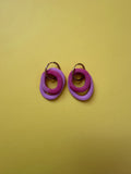 Boucles d'oreilles Nolli - anneaux violet et fuchsia entrelacés sur fond jaune