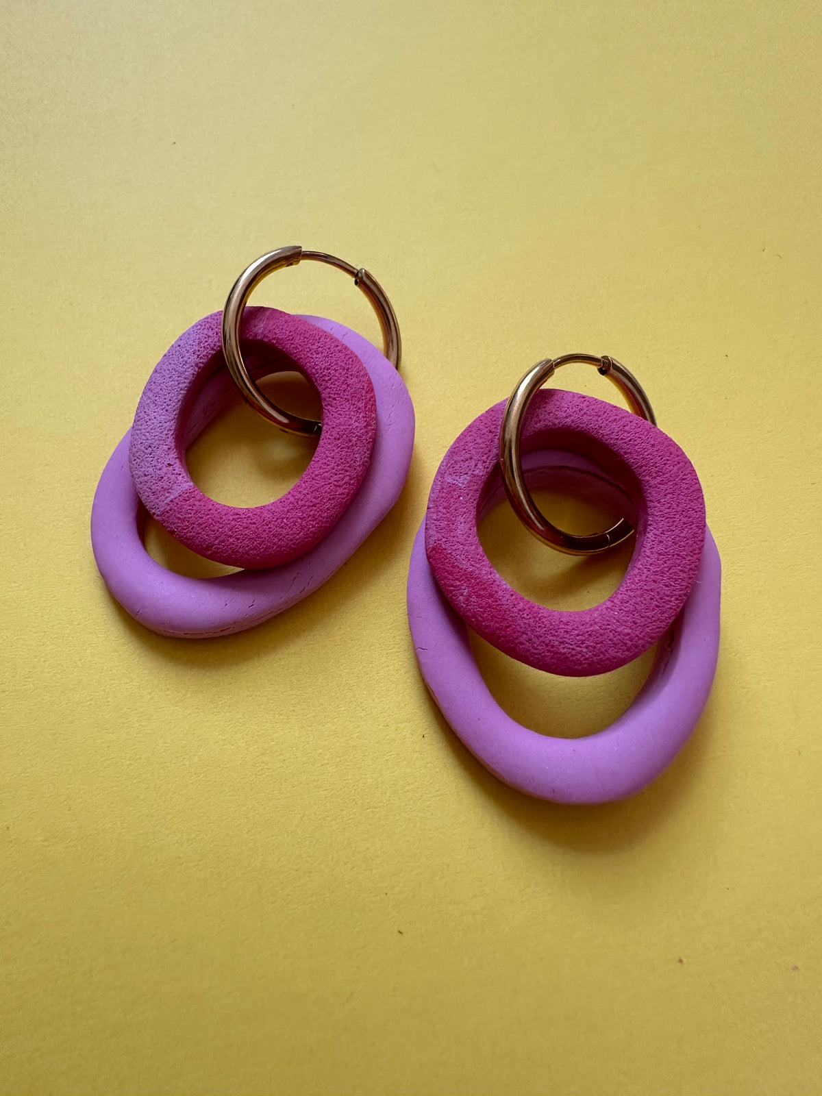 Boucles d'oreilles Nolli - vue rapprochée bicolore violet lilas et rose fuchsia