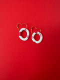 Boucles d'oreilles Olie - anneau blanc tacheté rose et bordeaux sur créole cœur dorée