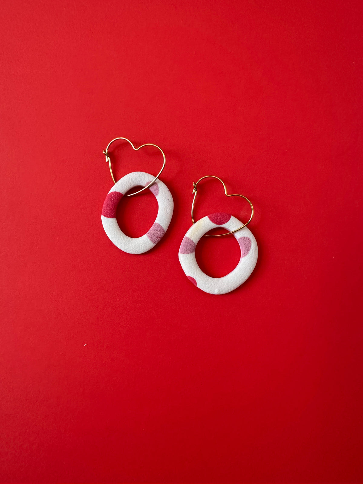 Boucles d'oreilles Olie - vue rapprochée sur fond rouge