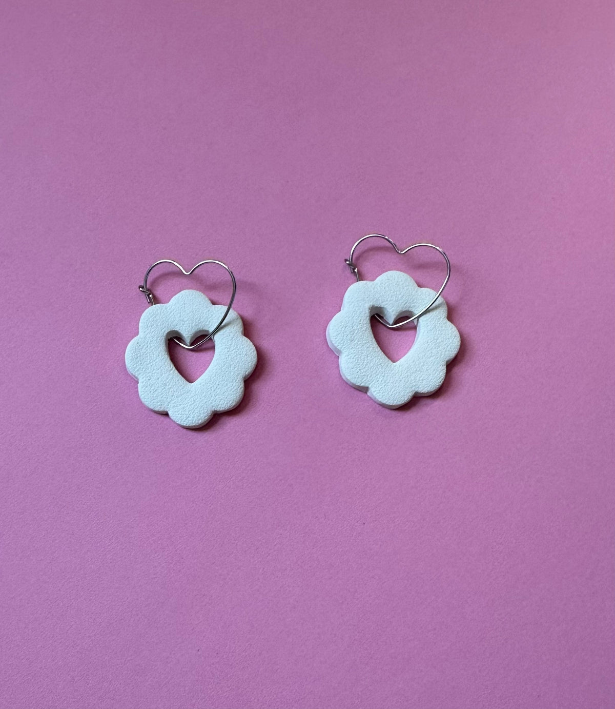 Boucles d'oreilles Louna - vue rapprochée sur fond rose