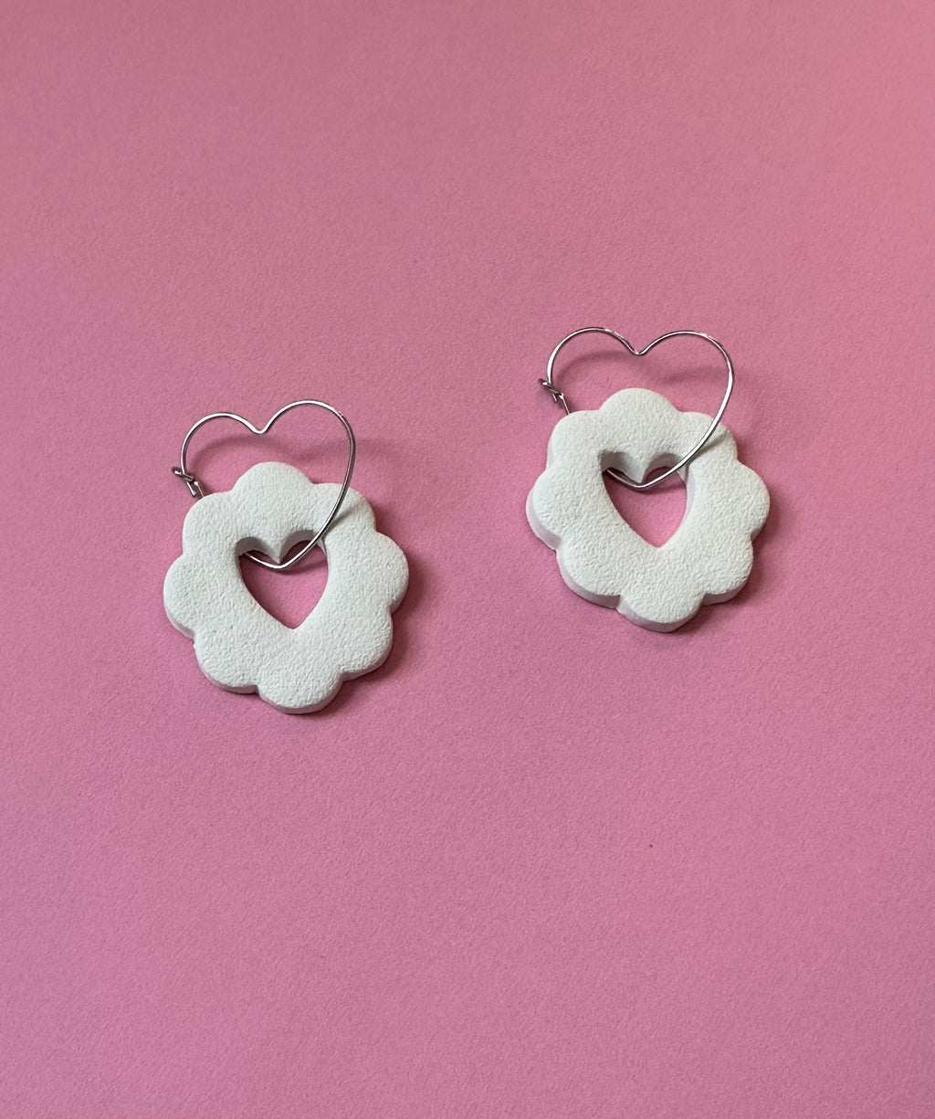 Boucles d'oreilles Louna - fleur blanche avec anneau cœur argenté