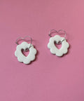Boucles d'oreilles Louna - fleur blanche avec anneau cœur argenté