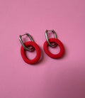 Boucles d'oreilles Cila - anneau rouge mat sur créole argentée rectangulaire