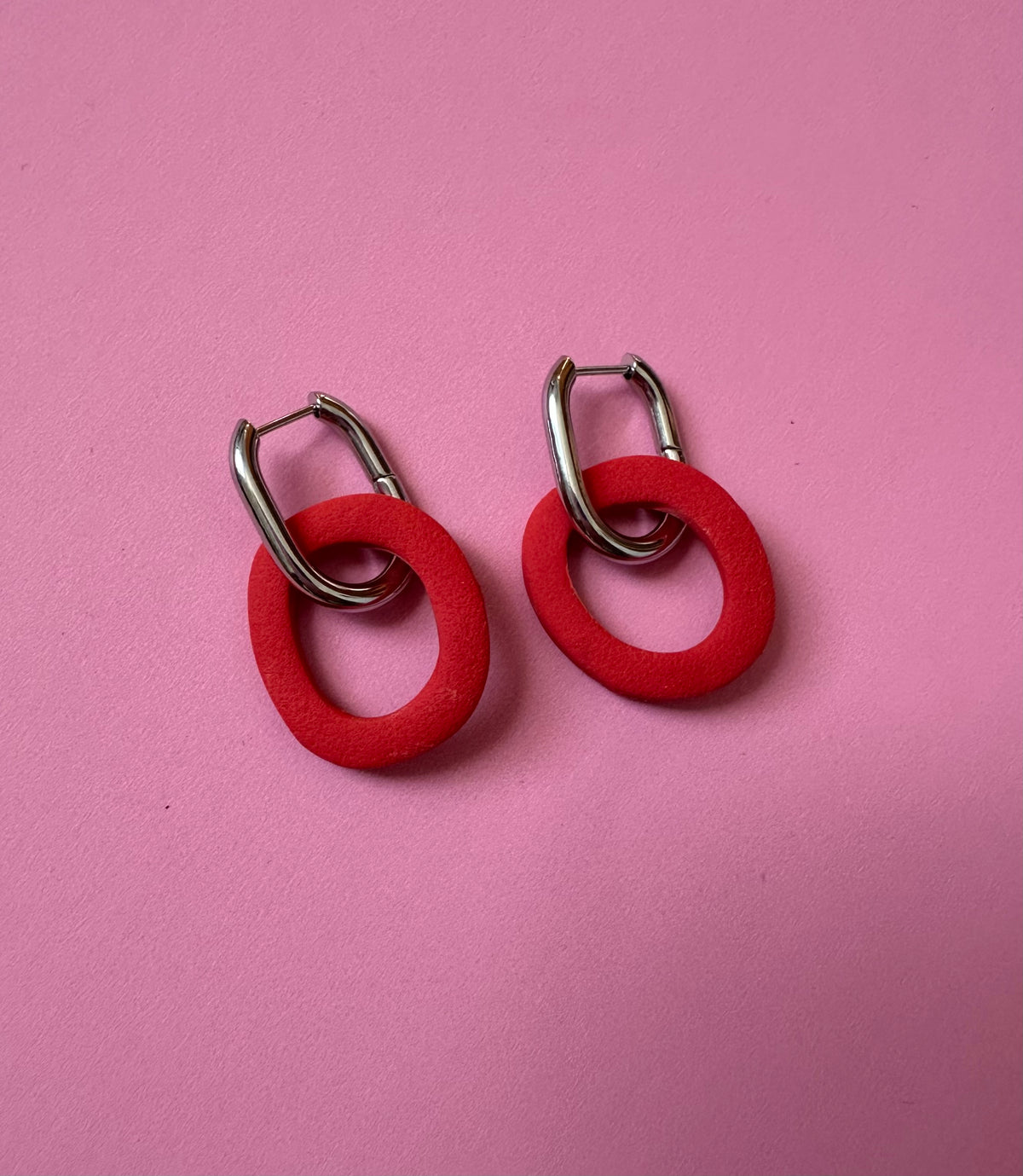Boucles d'oreilles Cila - anneau rouge mat sur créole argentée rectangulaire