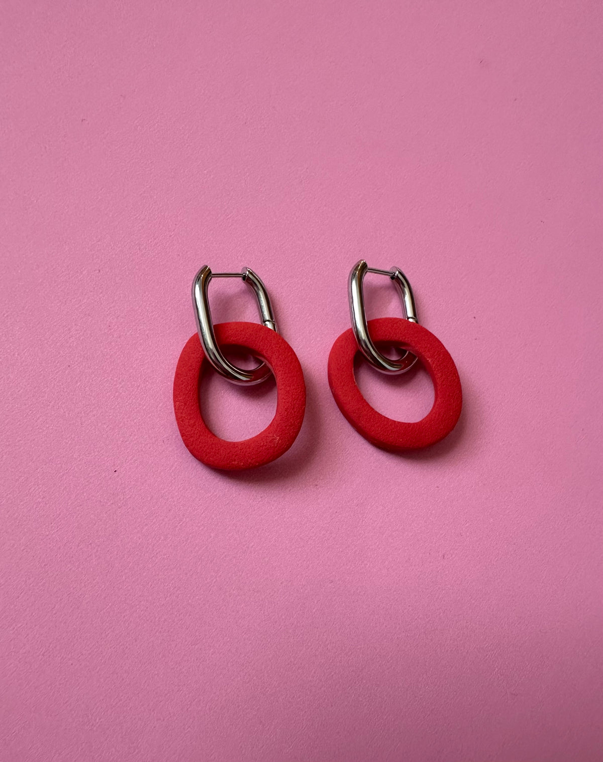 Boucles d'oreilles Cila - vue rapprochée sur fond rose