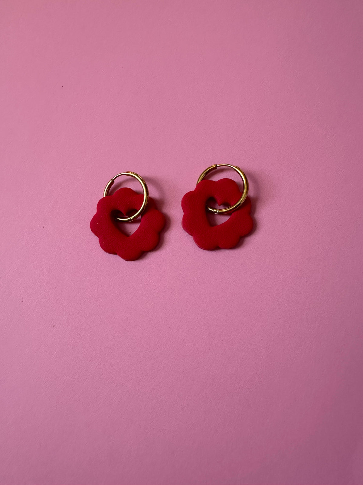 Boucles d'oreilles Lila - fleur bordeaux sur anneau doré